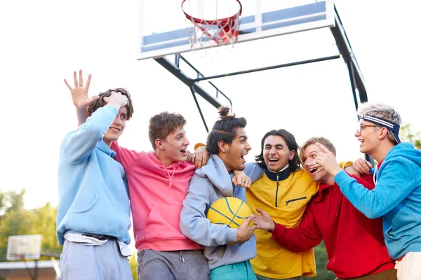 Squadra allegra celebrare la loro vittoria nella partita di basket — Foto Stock