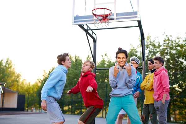 Vänligt lag av unga basketspelare fira den vinnande — Stockfoto