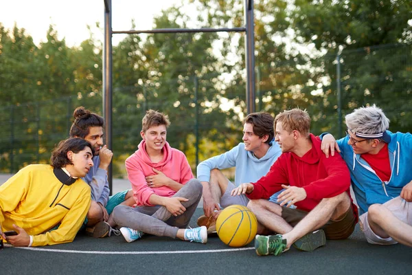 Squadra amichevole al campo da basket — Foto Stock