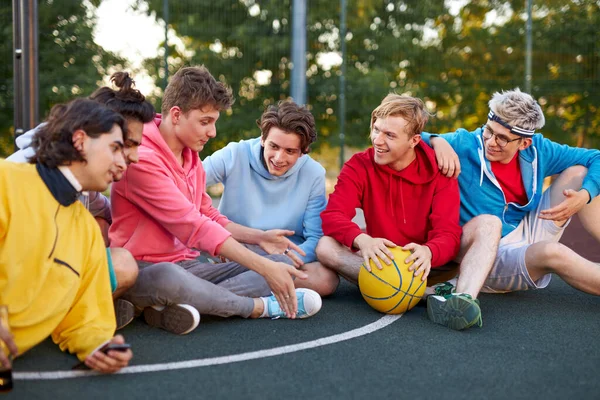 Rilassato ragazzi maschi hanno riposo dopo i giochi sportivi — Foto Stock