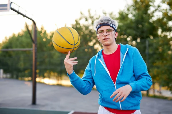 Retrato de deportista joven con pelota —  Fotos de Stock