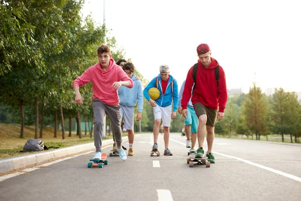 Urbano adolescente chicos en skateboards — Foto de Stock