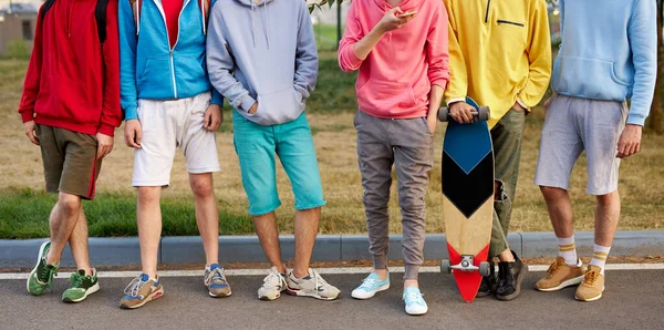 Retrato recortado de geração jovem envolvida em skate — Fotografia de Stock