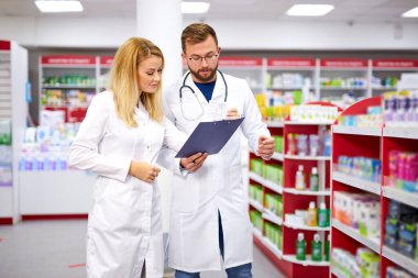 Tıbbi ürünleri denetlerken iletişim kuran iki Kafkasyalı eczacıya başvurmak