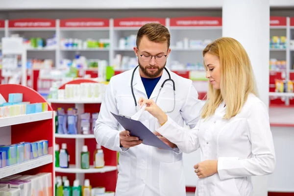 Dwóch aptekarzy rozmawiających o lekach — Zdjęcie stockowe
