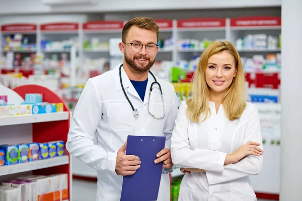 Porträt junger kaukasischer Kollegen in der Apotheke — Stockfoto