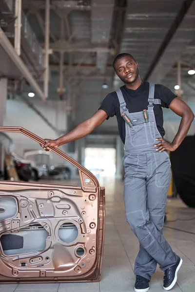 Portret afro-amerykańskiego mechanika samochodowego w mundurze — Zdjęcie stockowe