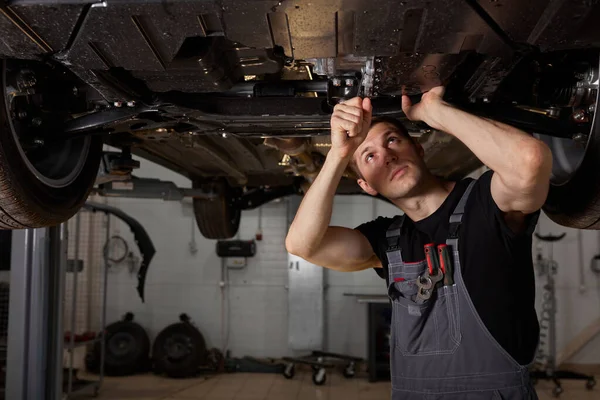 Guapo caucásico macho reparación inferior de coche — Foto de Stock