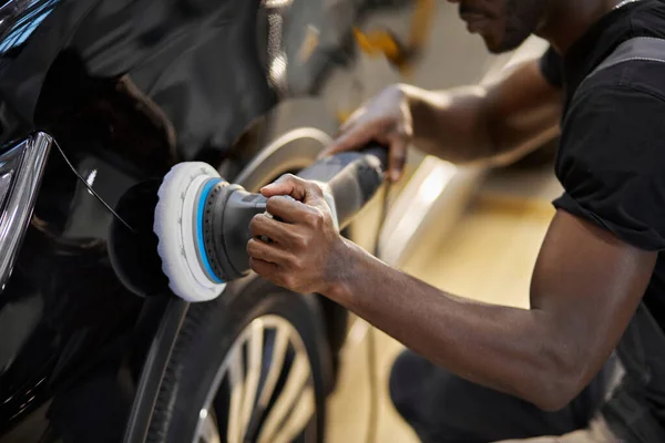 Concepto de detalle y pulido del coche. joven profesional de servicio de coches trabajador masculino con pulidor orbital — Foto de Stock