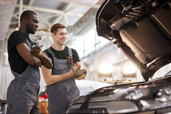 Dva přátelské profesionální automechanik během práce — Stock fotografie