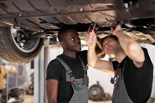 Dos mecánico auto profesional amistoso durante el trabajo — Foto de Stock