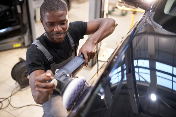 Auto monteur werknemer polijsten auto bij auto reparatie service — Stockfoto