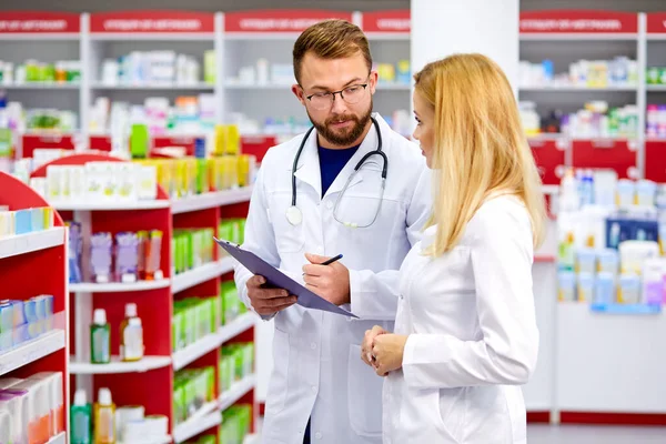 Selbstbewusste Apothekerinnen und Apotheker sprechen in der Apotheke — Stockfoto