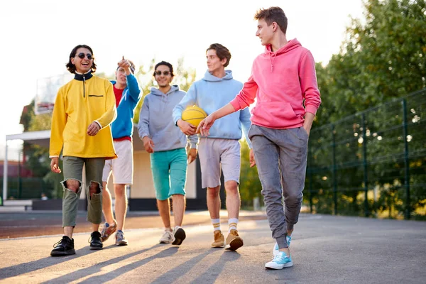 Grupo amigável de adolescentes caucasianos meninos prontos para jogar basquete — Fotografia de Stock