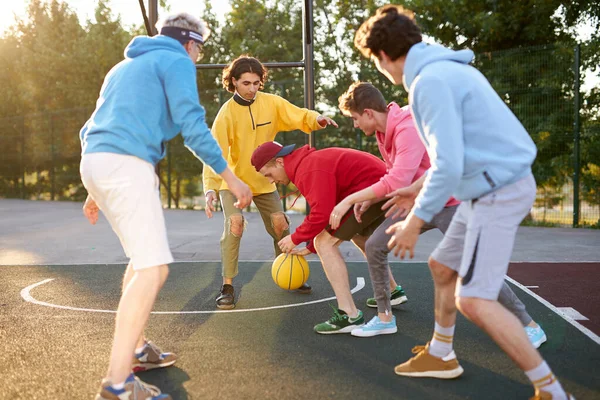 Unga pojkar har fantastiska aktiva basket spel — Stockfoto