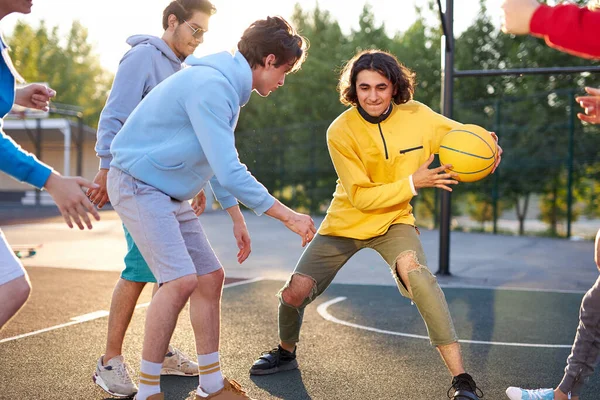 Adolescentes niños jugando baloncesto en la cancha al aire libre, patio de recreo y divertirse —  Fotos de Stock