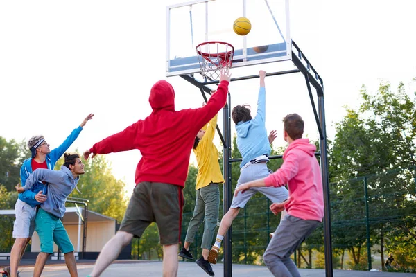 Two basketball teams, rivals play with each other — Stock Photo, Image