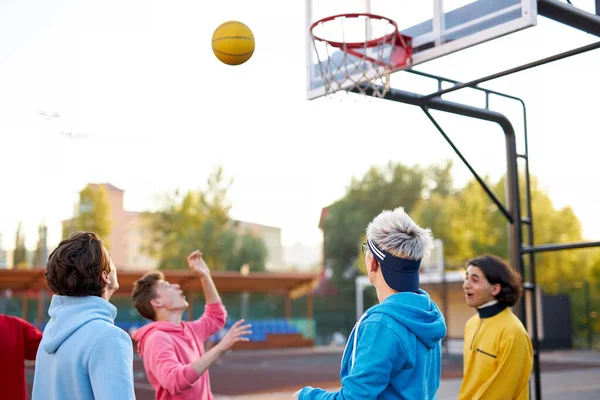 Jugadores de baloncesto al aire libre. vacaciones de verano, vacaciones, juegos y concepto de amistad —  Fotos de Stock