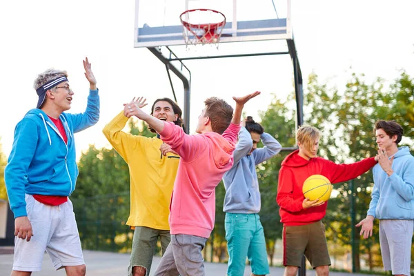 Young basketball team give high five to each other, celebrate the win — Stock Photo, Image