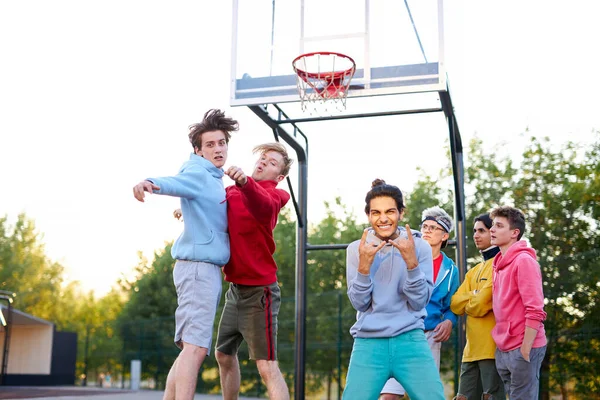 Cheerful team celebrate their winning in basketball game — Stock Photo, Image