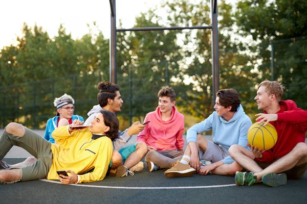 Avslappnade manliga tonåringar har vila efter sport spel — Stockfoto