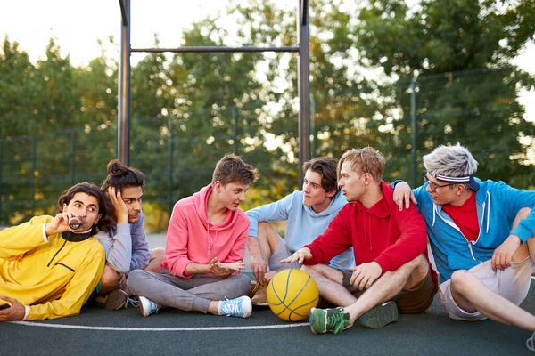 Relaxed male teens have rest after sport games — Stock Photo, Image