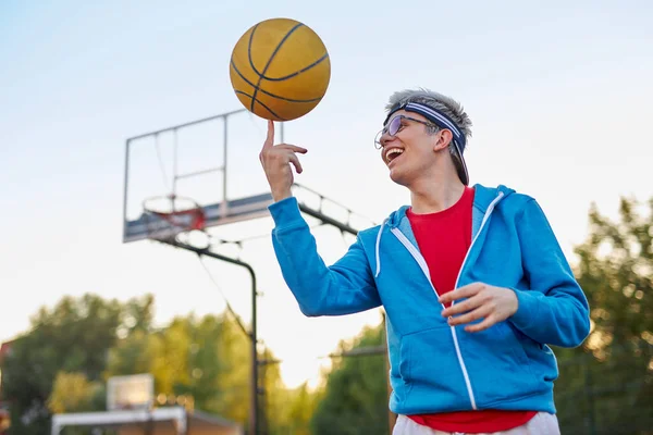 Caucásico adolescente chico realizar trucos con un baloncesto —  Fotos de Stock