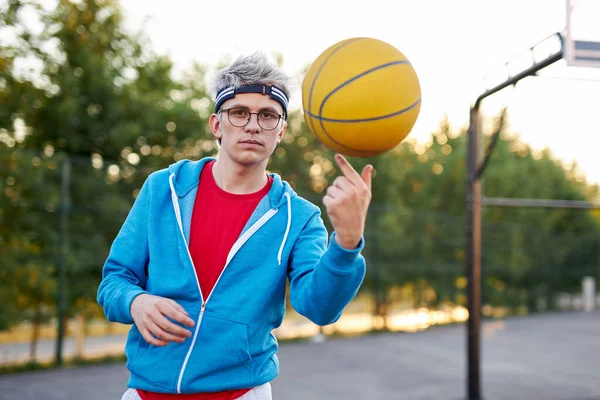 Adolescente chicos hobby es baloncesto —  Fotos de Stock