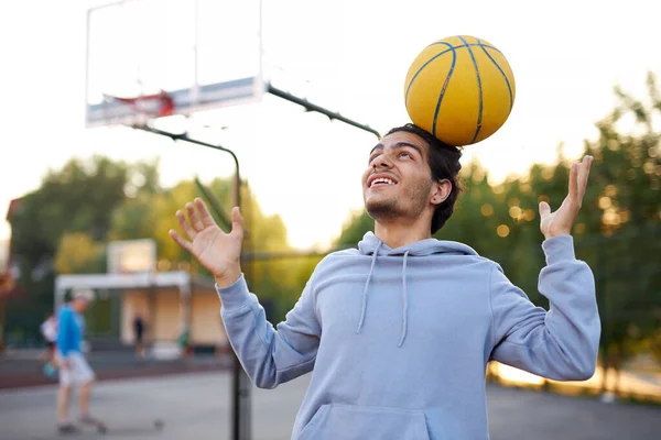 Adolescente basketballer chico realizar diferentes trucos con el uso de la pelota —  Fotos de Stock