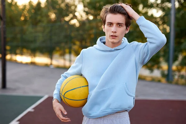 Portrait of brunette basketballer boy with ball — Stock Photo, Image