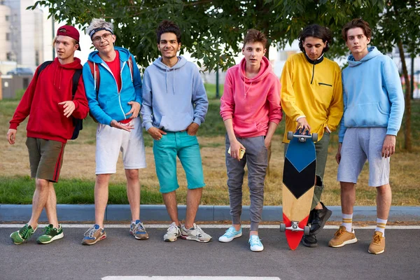 Portrait of young sportive team of teenagers with skateboards — Stock Photo, Image