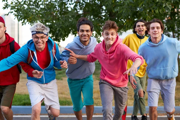 Feliz adolescentes skateboarder chicos divertirse al aire libre — Foto de Stock