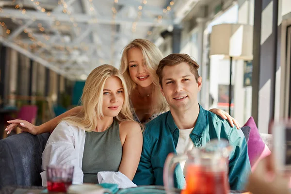 Retrato de tres mejores amigos sentados en la cafetería, tomando fotos — Foto de Stock