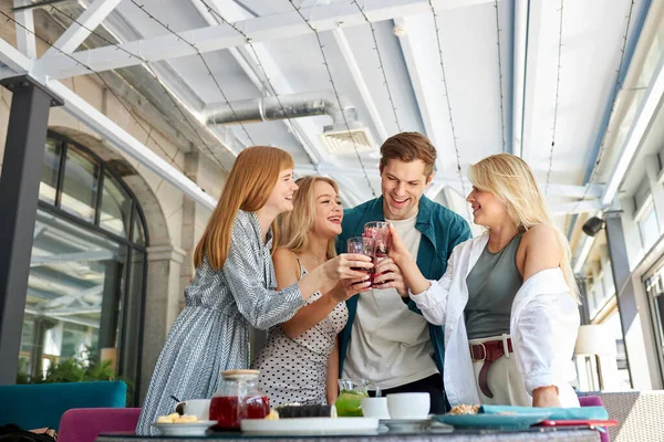 Festa al ristorante accogliente luce. amici divertirsi, parlare — Foto Stock