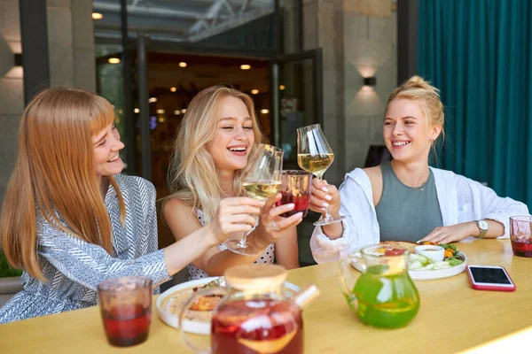 Gruppo di giovani amici occhiali tintinnio in caffè — Foto Stock