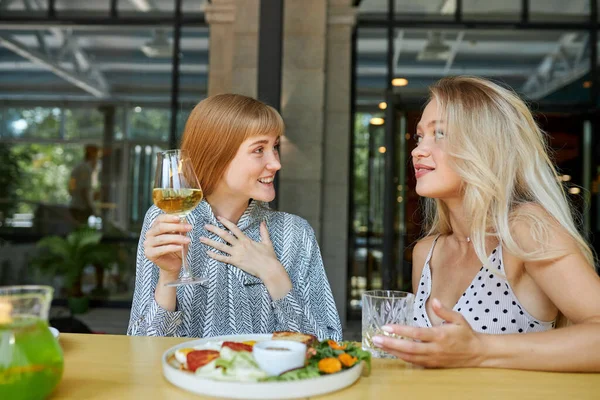 Dos novias se sientan hablando, compartiendo noticias en el restaurante — Foto de Stock