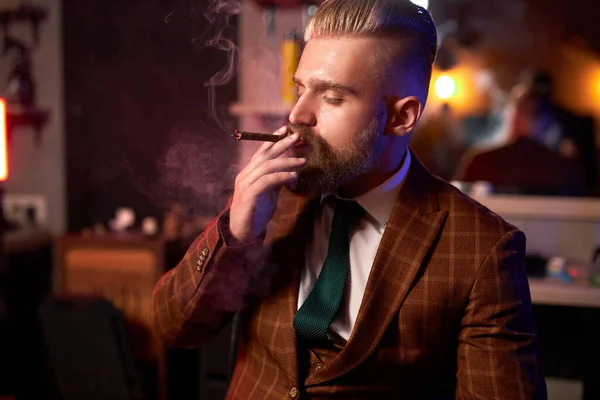 Homem de negócios caucasiano rico no terno fumar um charuto — Fotografia de Stock