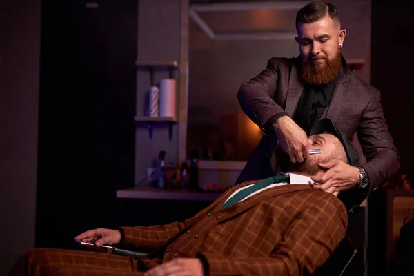 Salone di bellezza per concetto di uomini. parrucchiere professionista che si depila la barba in un barbiere — Foto Stock