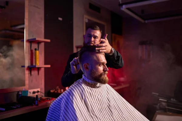 Taglio di capelli al parrucchiere, in salone. barbiere maschio taglia i capelli sul bel giovane clienti testa — Foto Stock