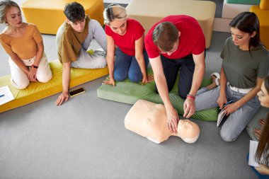 Kafkas eğitmenlerin konuştuğu ve ilk yardım gösterdikleri CPR kursu
