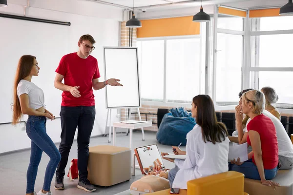 Jóvenes que aprenden a asegurar una vida sentados juntos en la lección — Foto de Stock