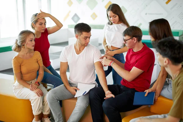 Grupo de personas practican el tratamiento de un paciente con vendajes — Foto de Stock