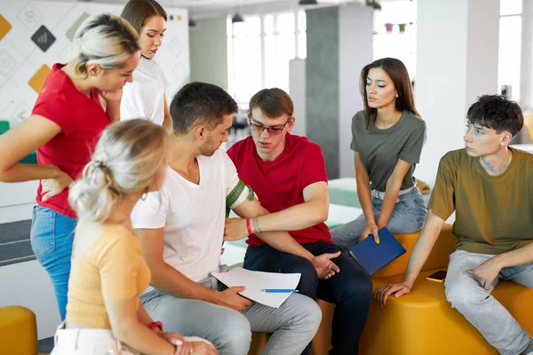 Man bär tryckförband på armen på skadad person — Stockfoto