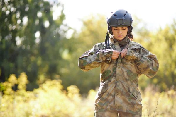 Çekici asker kadın asker kıyafeti giyiyor. — Stok fotoğraf