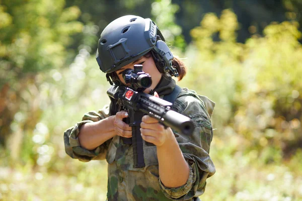 Poderosa mulher esportiva soldado pronto para a batalha vestindo equipamento militar de proteção — Fotografia de Stock