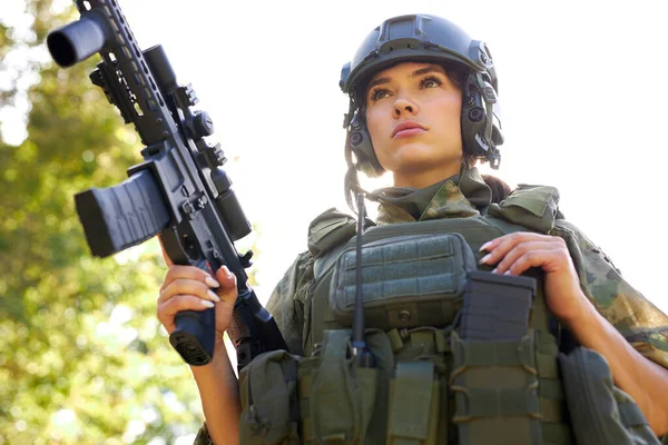 Militar mujer tiene actividad hobby, práctica presta éxito caza —  Fotos de Stock