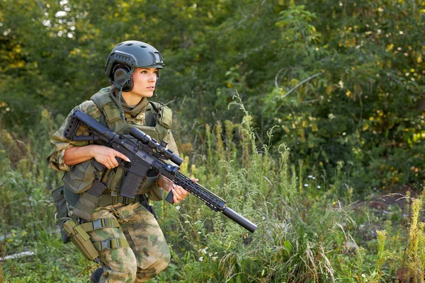 La donna militare ha attività hobby, la pratica presta la caccia di successo — Foto Stock