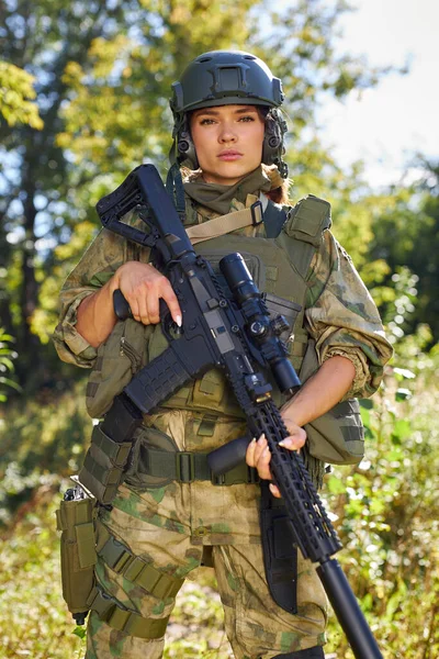 Portrait de femme militaire confiante avec une arme dans la forêt — Photo