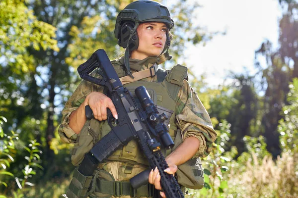 Attraktiv modig militär kvinna med pistol i skogen, överlevnad i vild skog — Stockfoto