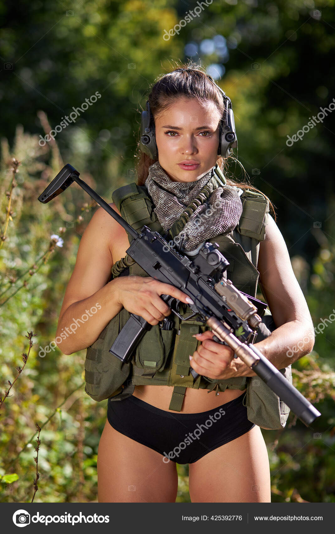 Femme Militaire Caucasienne En Équipement Tactique Posant Pour Une
